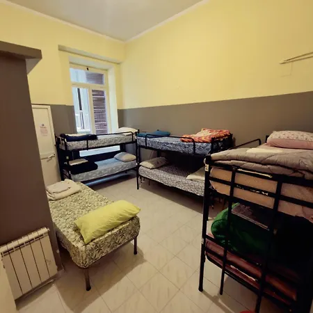 那不勒斯比萨旅舍 *