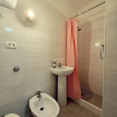 那不勒斯比萨旅舍 *