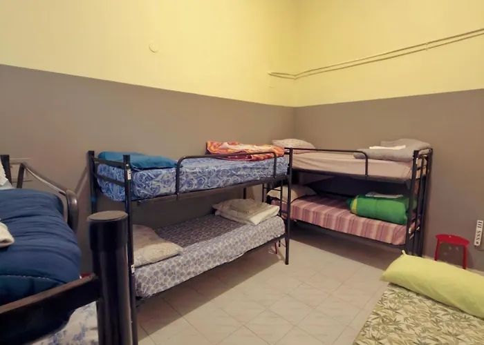 那不勒斯比萨旅舍 *