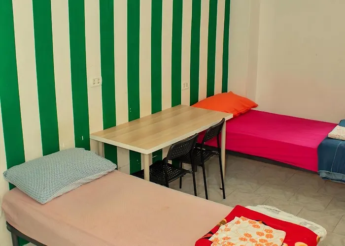 那不勒斯比萨旅舍 旅馆 *