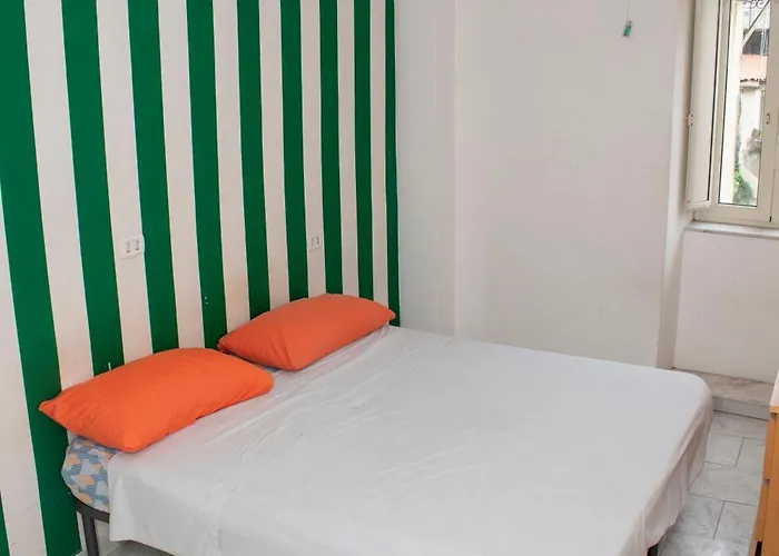 那不勒斯比萨旅舍 * 那不勒斯