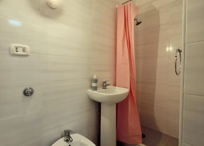 那不勒斯比萨旅舍 *